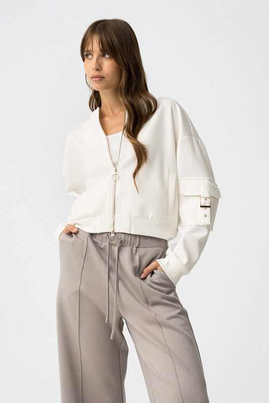 Felpa bomber Lauren bianca - modella indossa felpa con zip e pantaloni grigi, look urban chic
