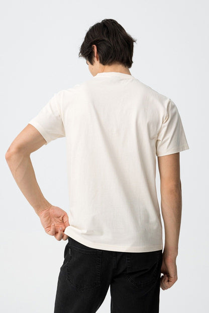 T-shirt uomo cotone slim fit beige - modello indossato vista posteriore