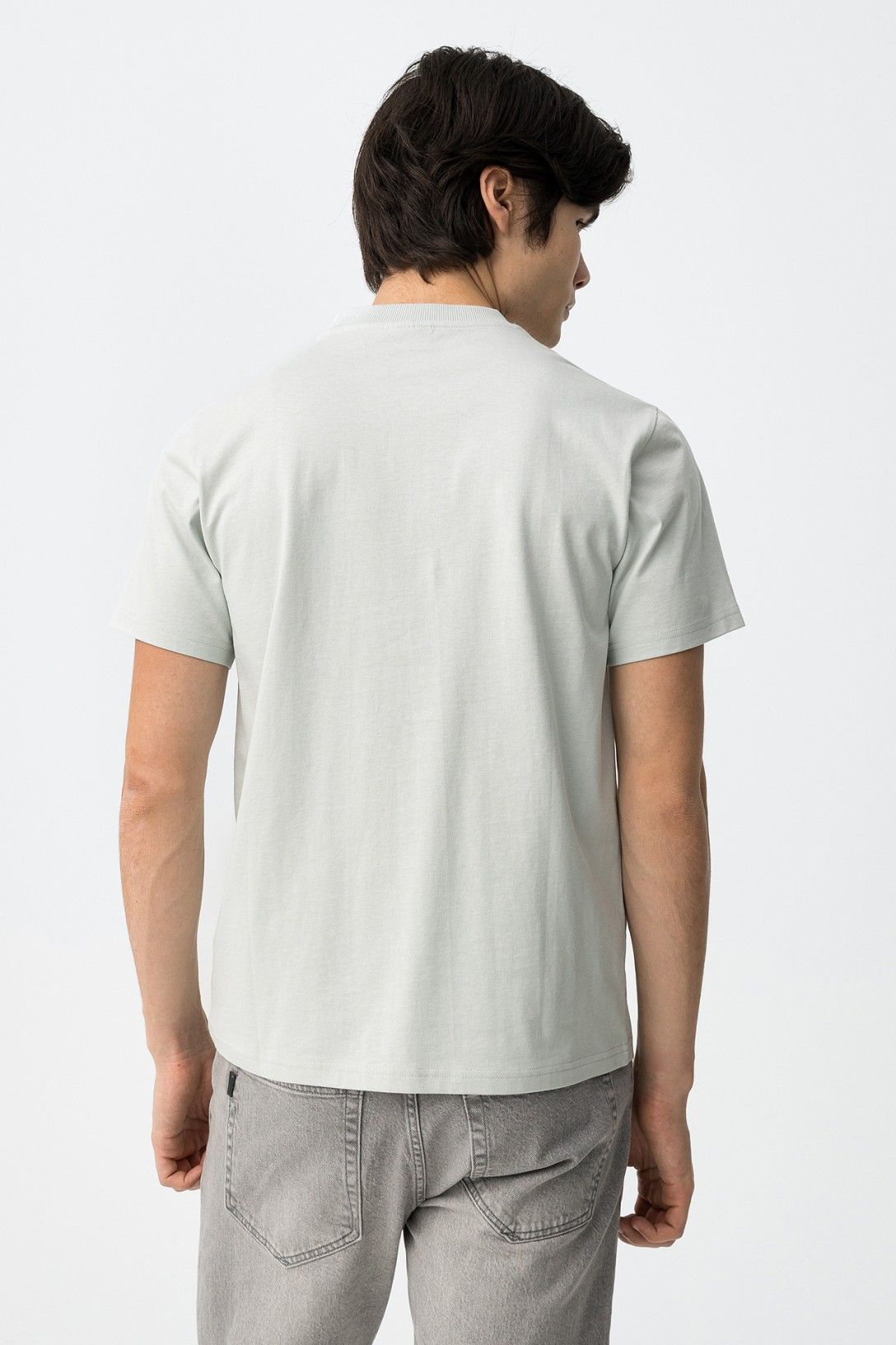 T-shirt uomo cotone slim fit verde chiaro - modello indossato vista posteriore