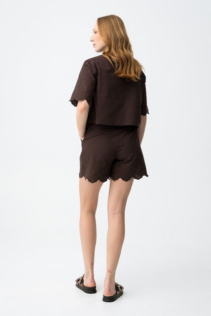 Outfit completo donna Lencastre cioccolato, vista posteriore con dettagli pizzo su camicia e shorts
