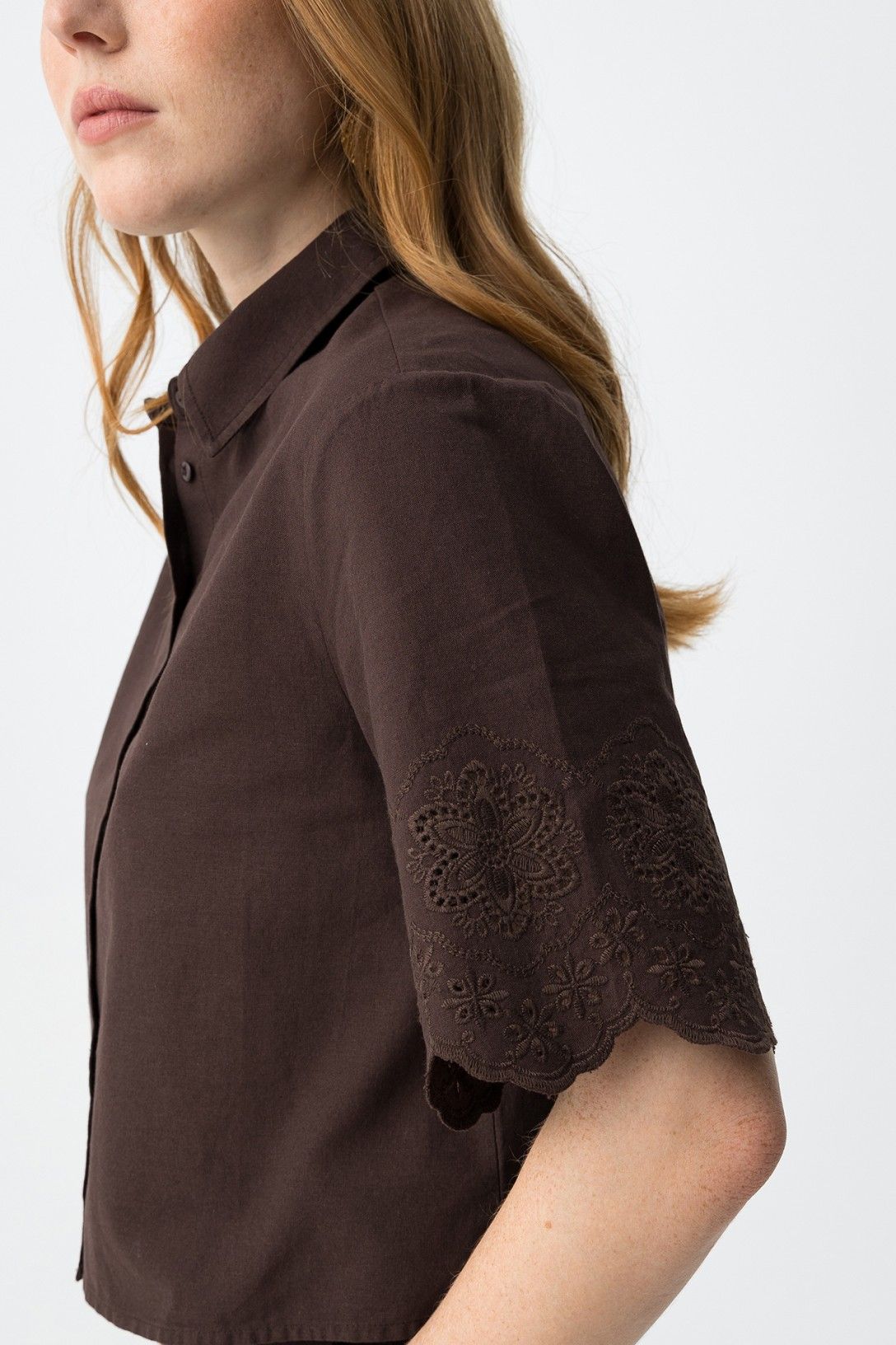 Dettaglio camicia donna Lencastre manica corta cioccolato con pizzo ricamato e bottoni frontali
