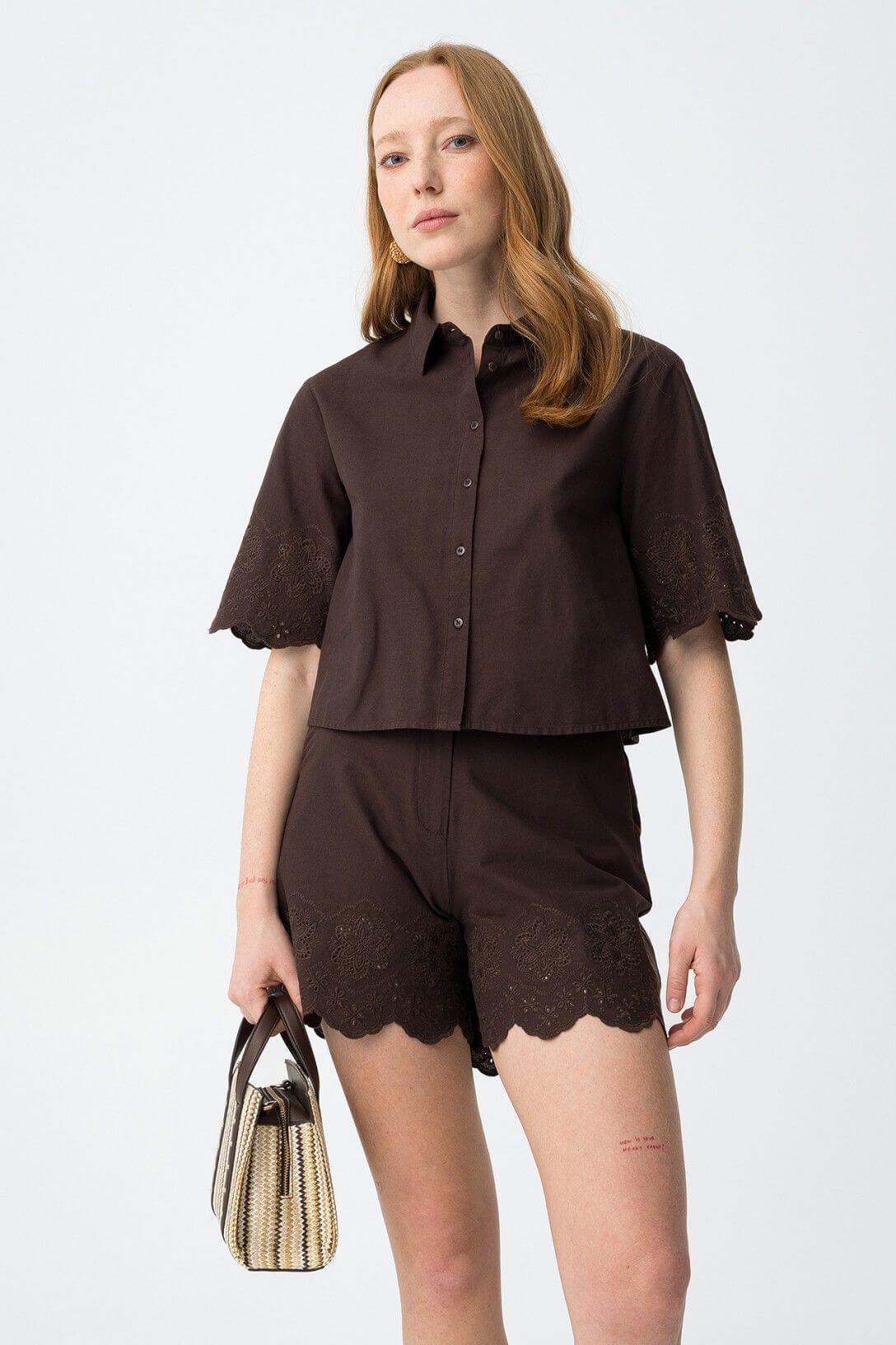 Completo donna Lencastre cioccolato, camicia e shorts cotone con pizzo ricamato, outfit elegante PE 2026
