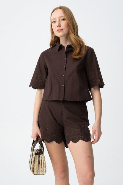 Completo donna Lencastre cioccolato, camicia e shorts cotone con pizzo ricamato, outfit elegante PE 2026
