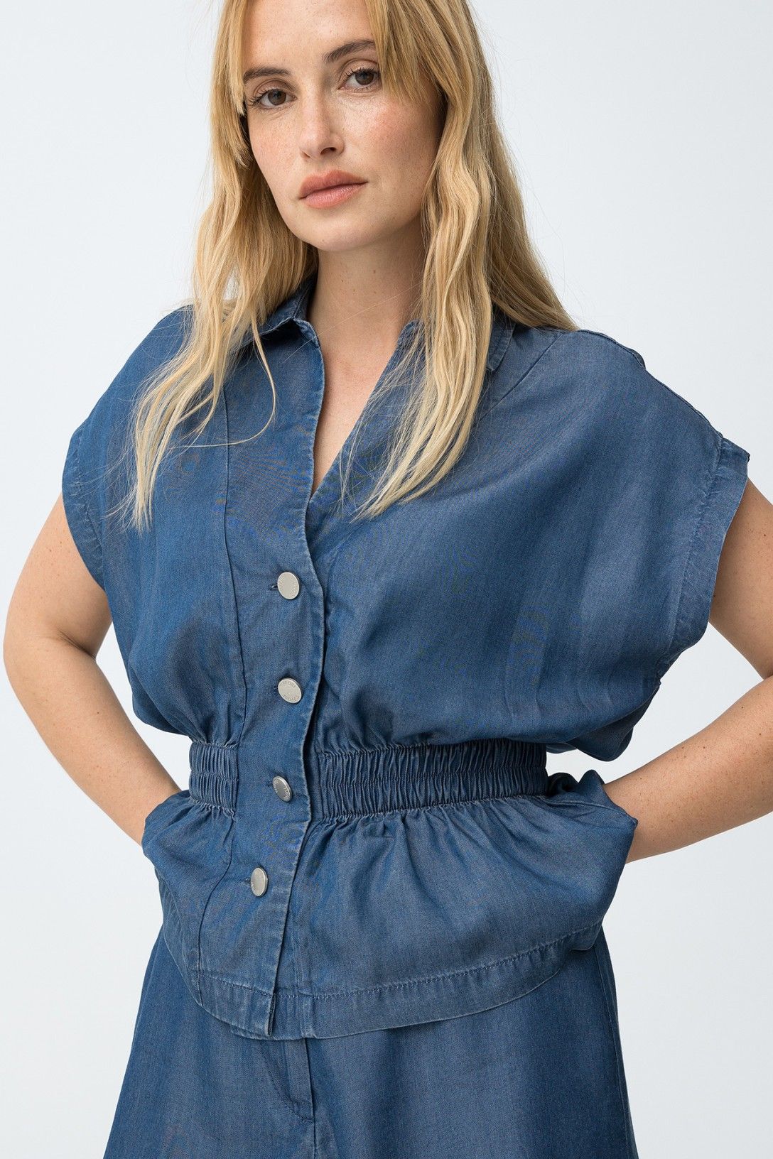 Blusa donna manica corta scollo V lyocell, dettaglio bottoni frontali ed elastico vita del completo donna estivo