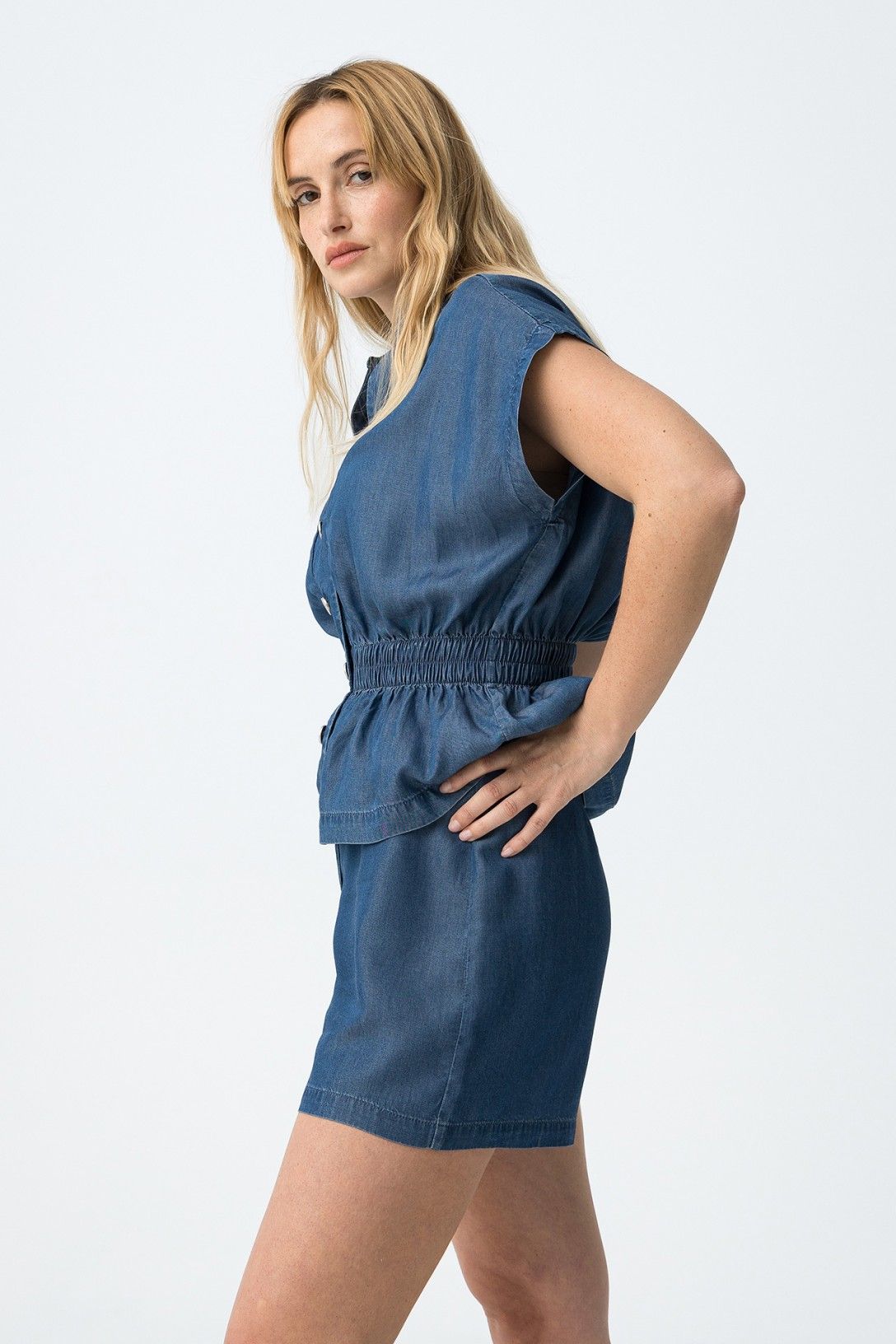 Vista laterale completo donna estivo, blusa e pantaloncini coordinati
