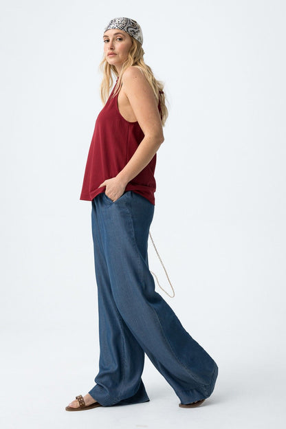 Vista laterale pantalone donna a gamba larga vita alta lyocell, silhouette raffinata gamba larga