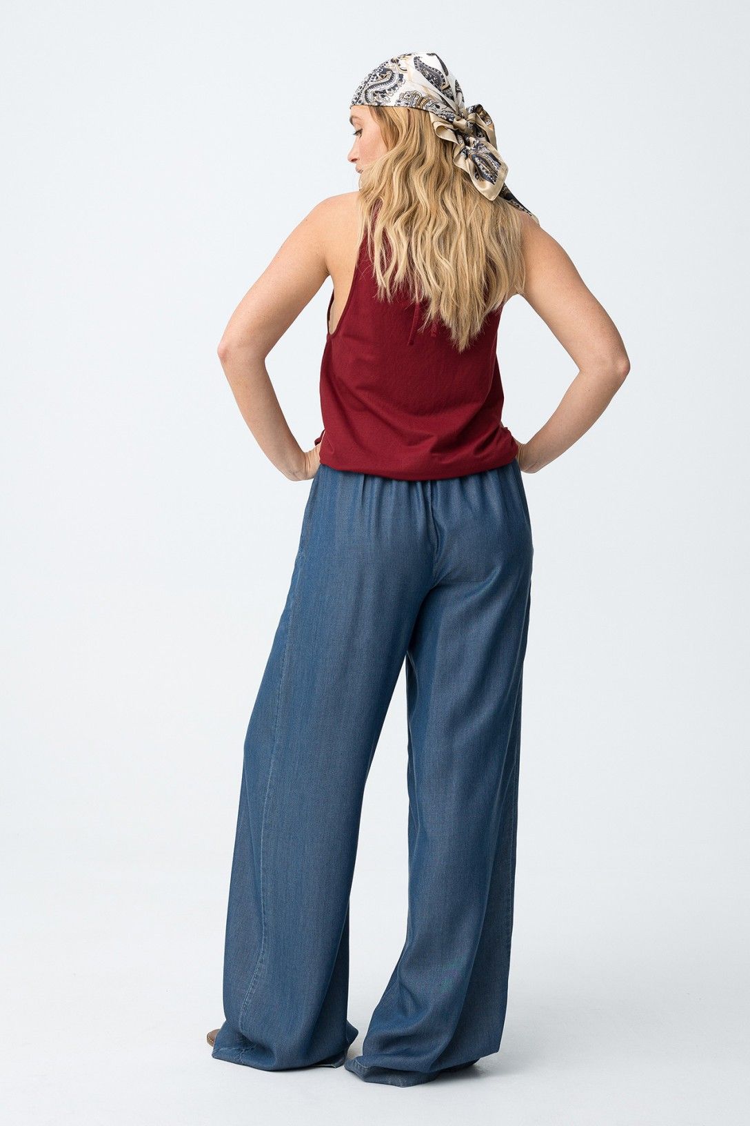 Pantalone donna a gamba larga blu ice indossato vista posteriore, vestibilità elegante estiva