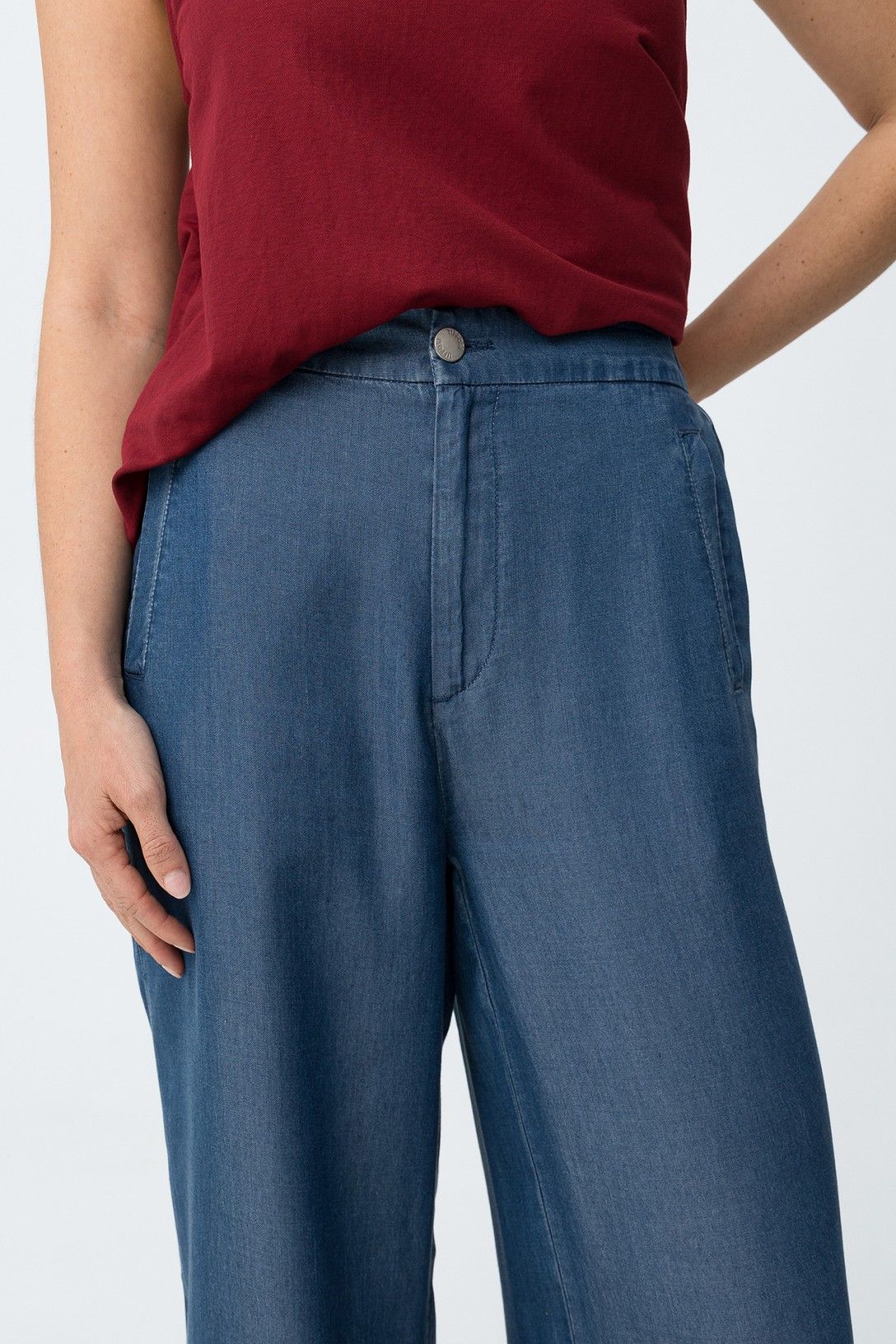Dettaglio tessuto lyocell pantalone donna a gamba larga vita alta, texture premium e qualità italiana