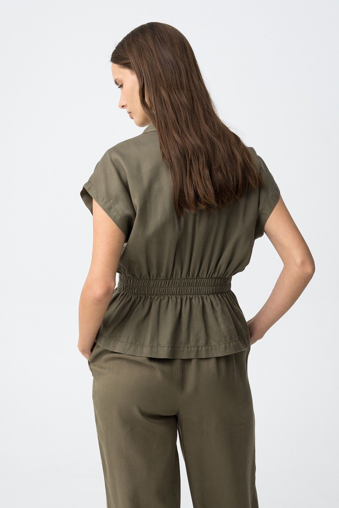 Coord set donna lence verde militare in LYOCELL, vista posteriore completa: camicia mezza manica e pantalone wide leg vita alta – Tiffosi | Frarò