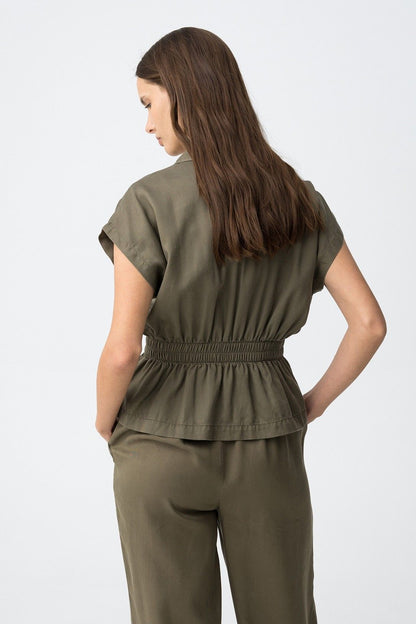 Coord set donna lence verde militare in LYOCELL, vista posteriore completa: camicia mezza manica e pantalone wide leg vita alta – Tiffosi | Frarò