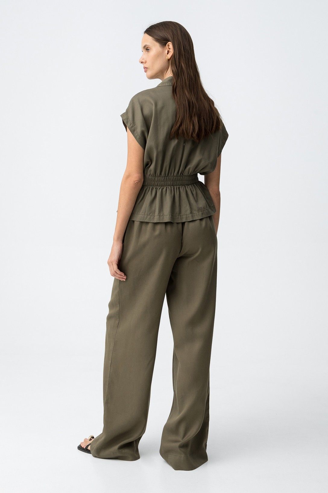Coord set donna lence verde militare in LYOCELL, vista posteriore: camicia con elastico in vita e pantalone wide leg – Tiffosi | Frarò