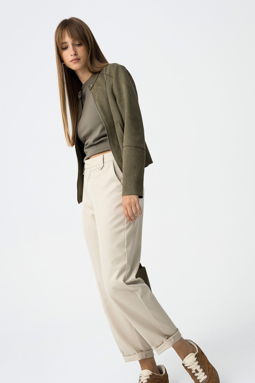 "Pantalone Lyon panna: look completo elegante. Vita alta, linea dritta, perfetto con blazer verde." 