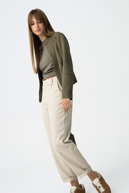 "Pantalone Lyon panna: look completo elegante. Vita alta, linea dritta, perfetto con blazer verde." 
