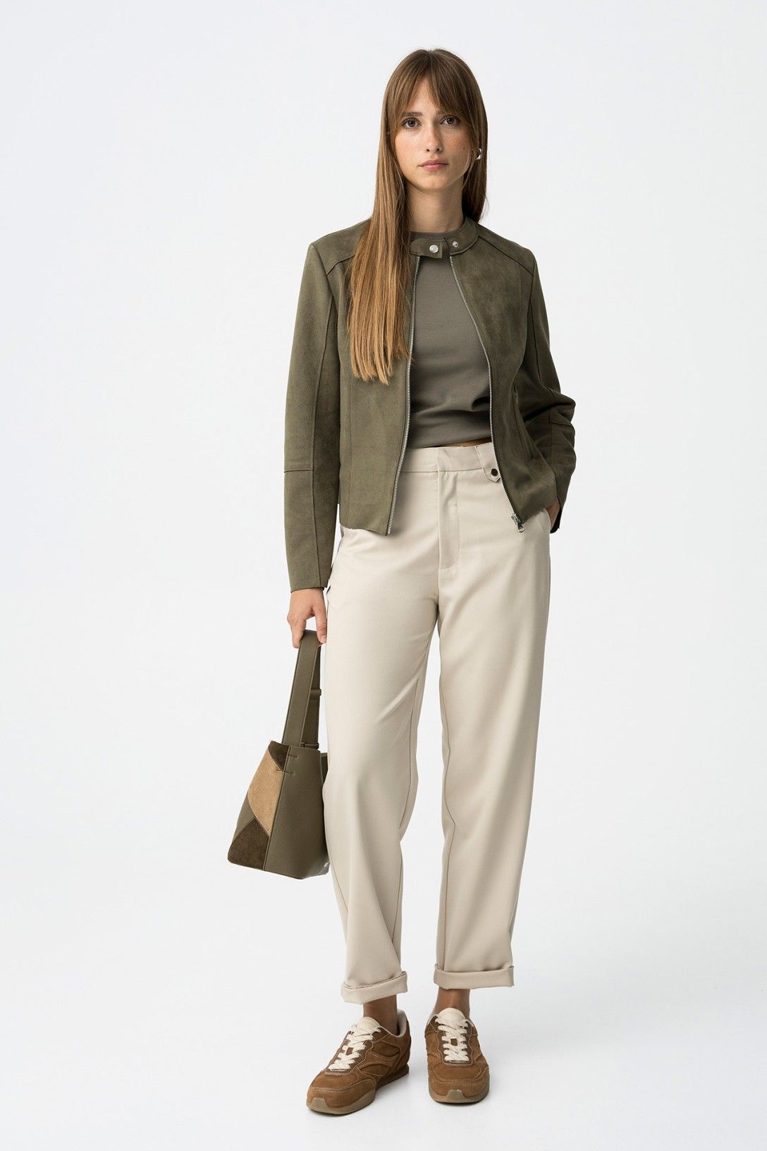 "Pantaloni donna Lyon beige: comfort in movimento. Tessuto fluido, vestibilità perfetta, stile dinamico."