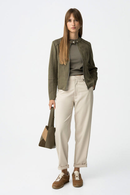 "Pantalone Lyon beige: comfort in movimento. Tessuto fluido, vestibilità perfetta, stile dinamico."