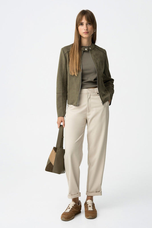 "Pantalone Lyon beige: comfort in movimento. Tessuto fluido, vestibilità perfetta, stile dinamico."