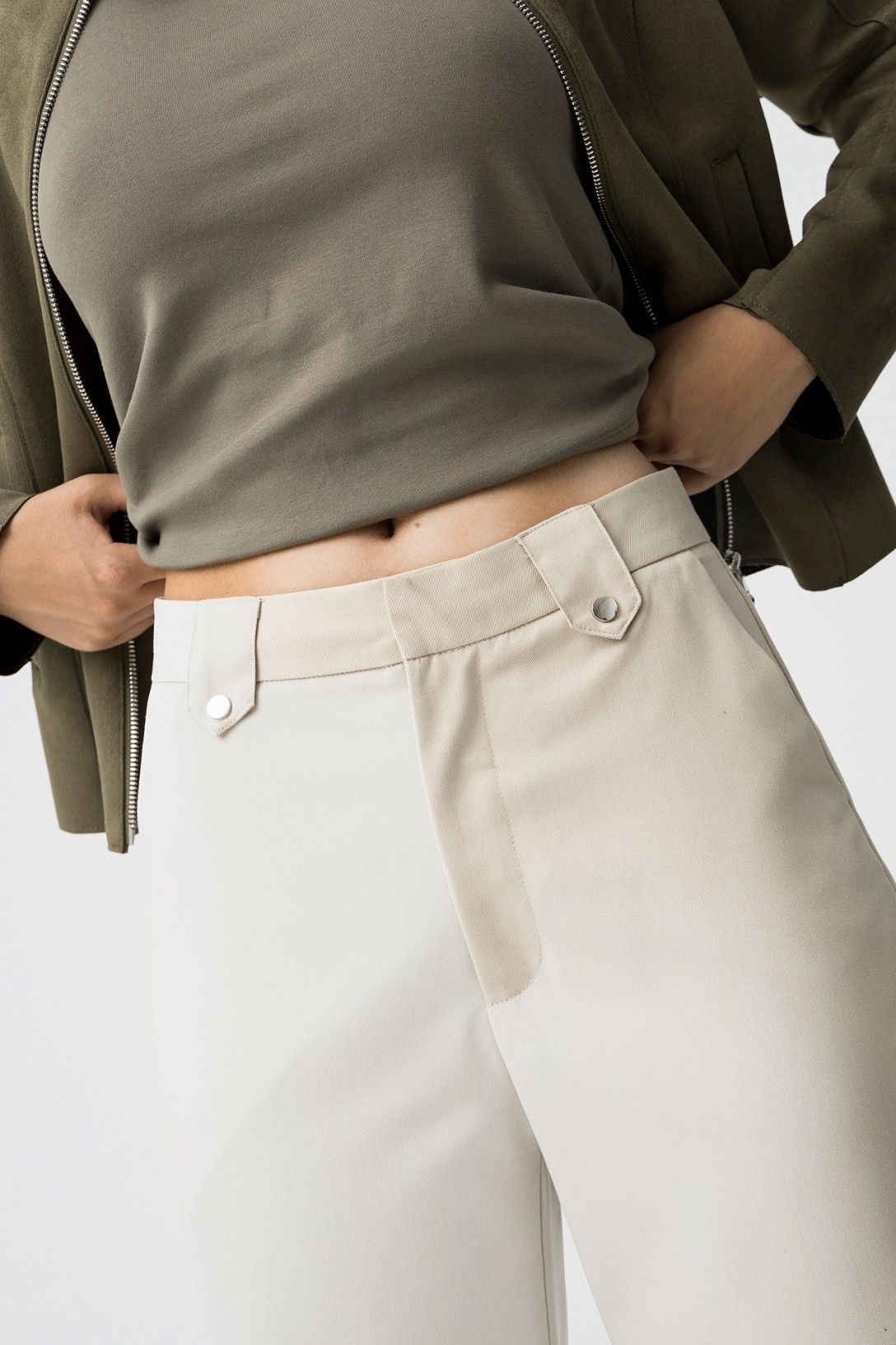 "Pantalone Lyon panna: dettagli premium visibili. Qualità tessuto, finiture curate, eleganza italiana." 