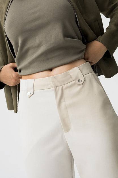 "Pantalone Lyon panna: dettagli premium visibili. Qualità tessuto, finiture curate, eleganza italiana." 
