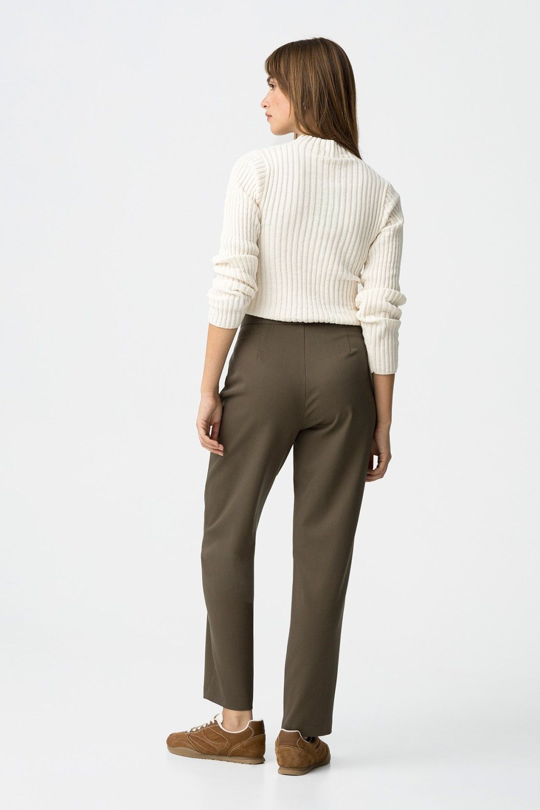"Pantalone Lyon verde: linee posteriori impeccabili. Vestibilità rilassata, comfort tutto il giorno." 