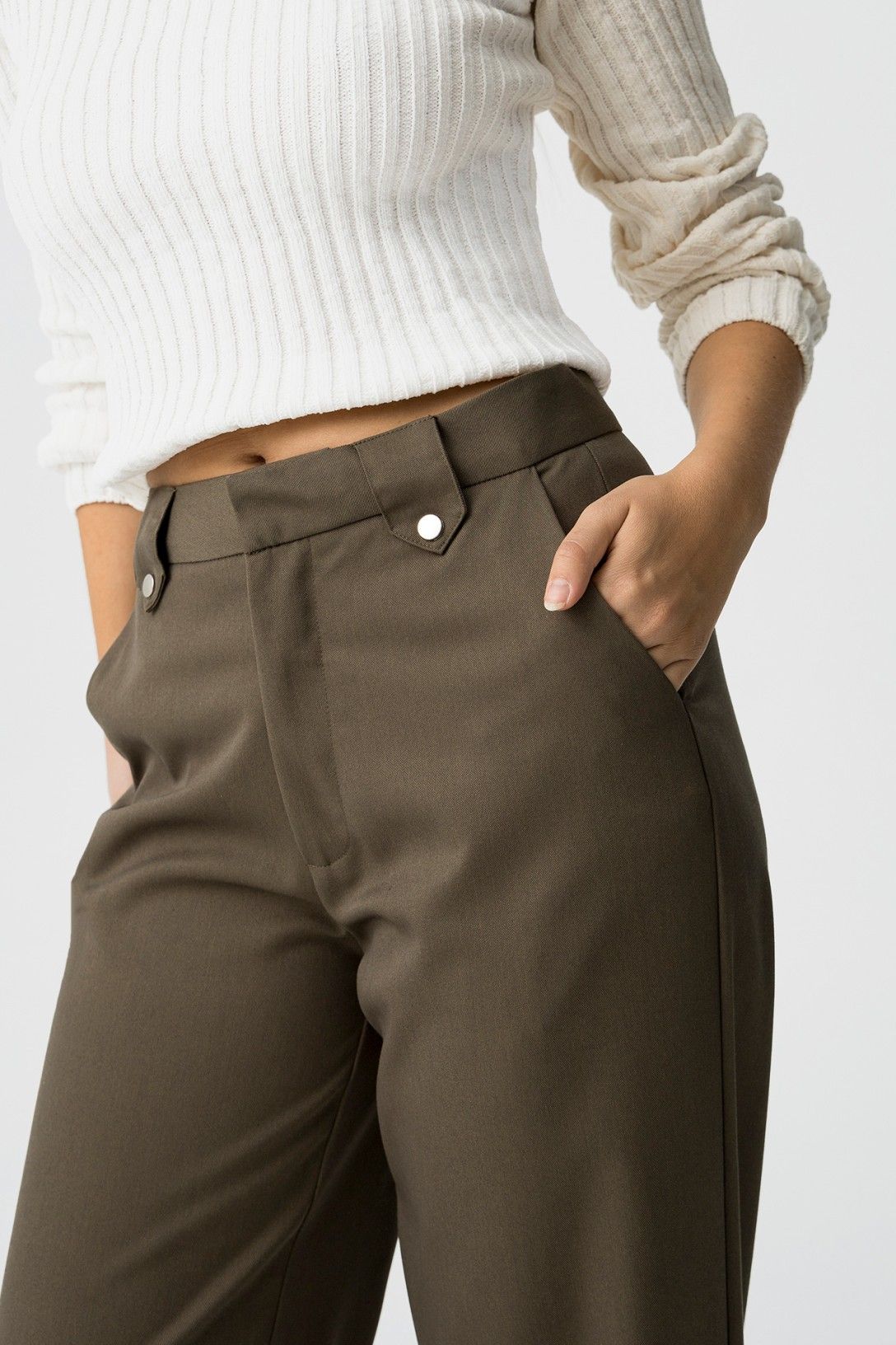 "Pantalone Lyon verde: dettagli vita alta premium. Bottoni metallici, tasche funzionali, qualità."