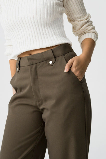 "Pantalone Lyon verde: dettagli vita alta premium. Bottoni metallici, tasche funzionali, qualità."
