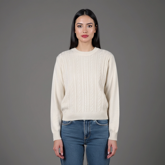 Maglione donna girocollo con trecce e brillantini color burro - vista frontale - indossato da modella
