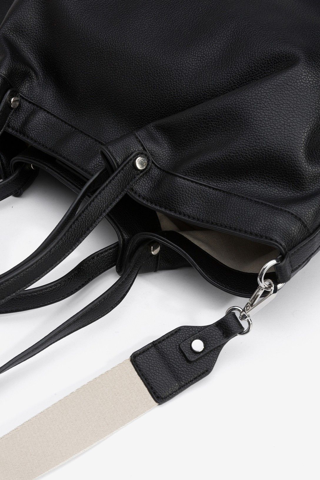 Borsa Marianne nera minimal — dettaglio laterale e tracolla | Frarò
