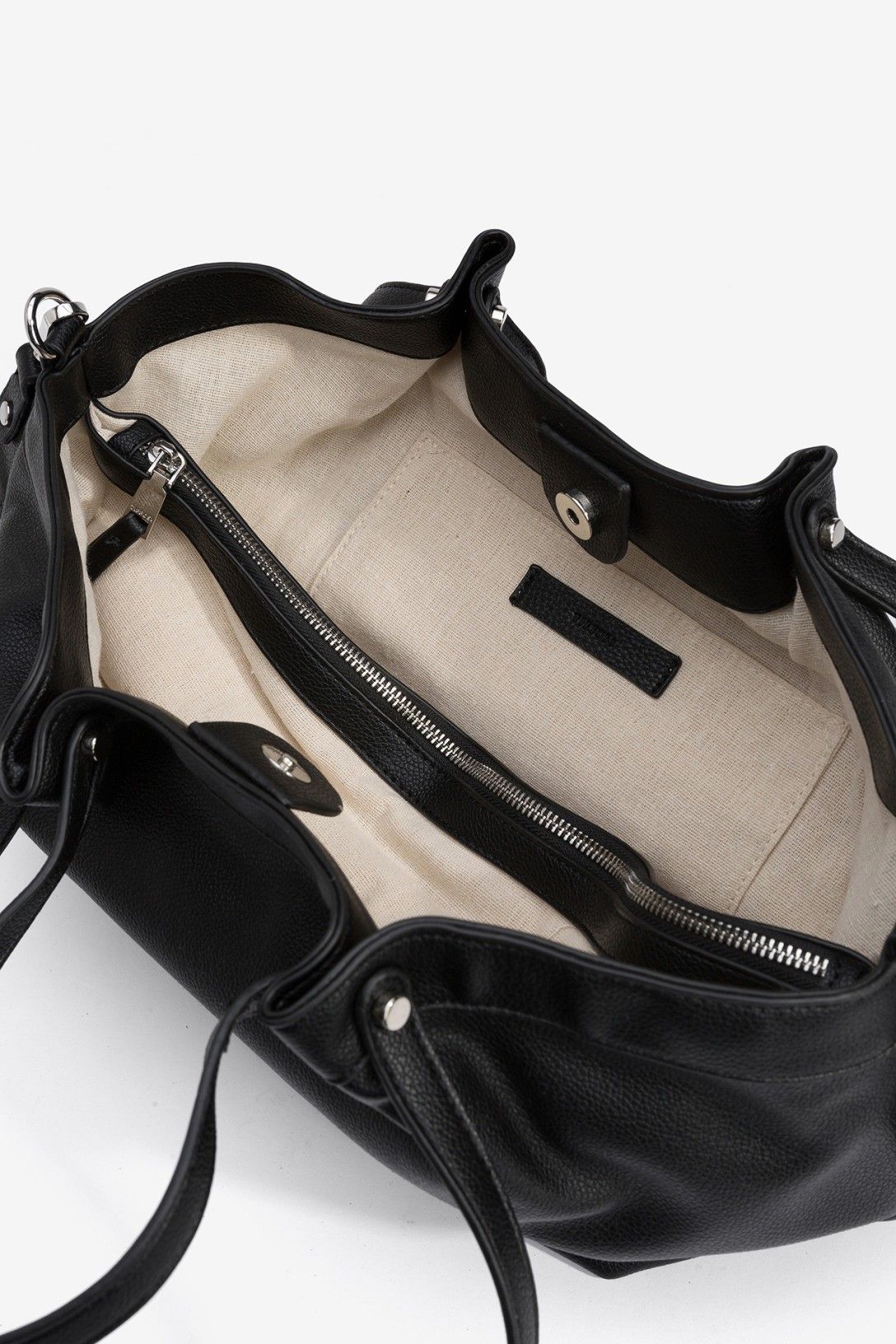 Borsa Marianne in nero  cruelty-free — dettaglio chiusura | Frarò
