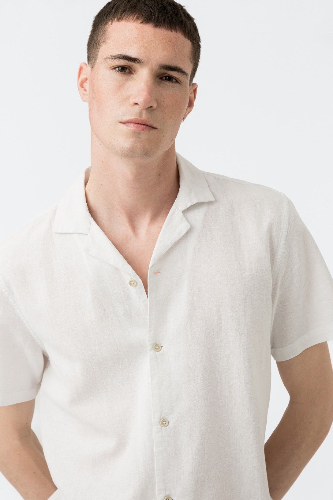 "Dettaglio del tessuto in lino della Camicia Matthew, trama naturale"