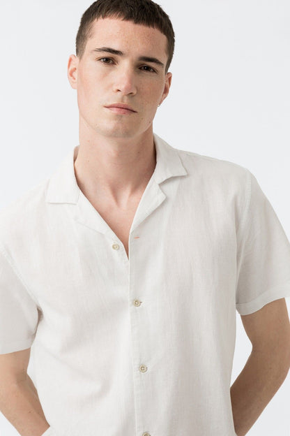 "Dettaglio del tessuto in lino della Camicia Matthew, trama naturale"