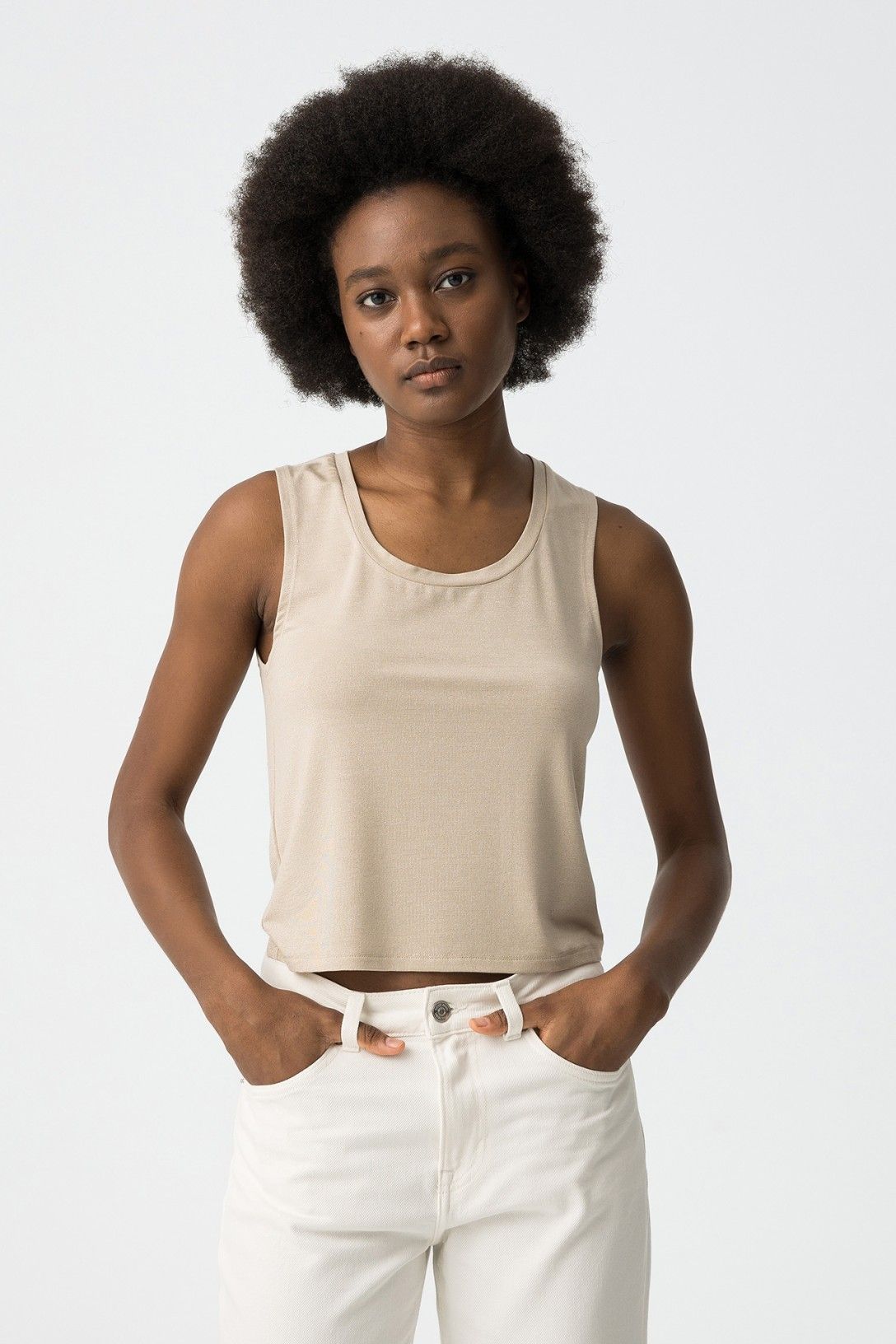 "Top Maty Gold| Star White - Indossato da modella, perfetto per occasioni eleganti"