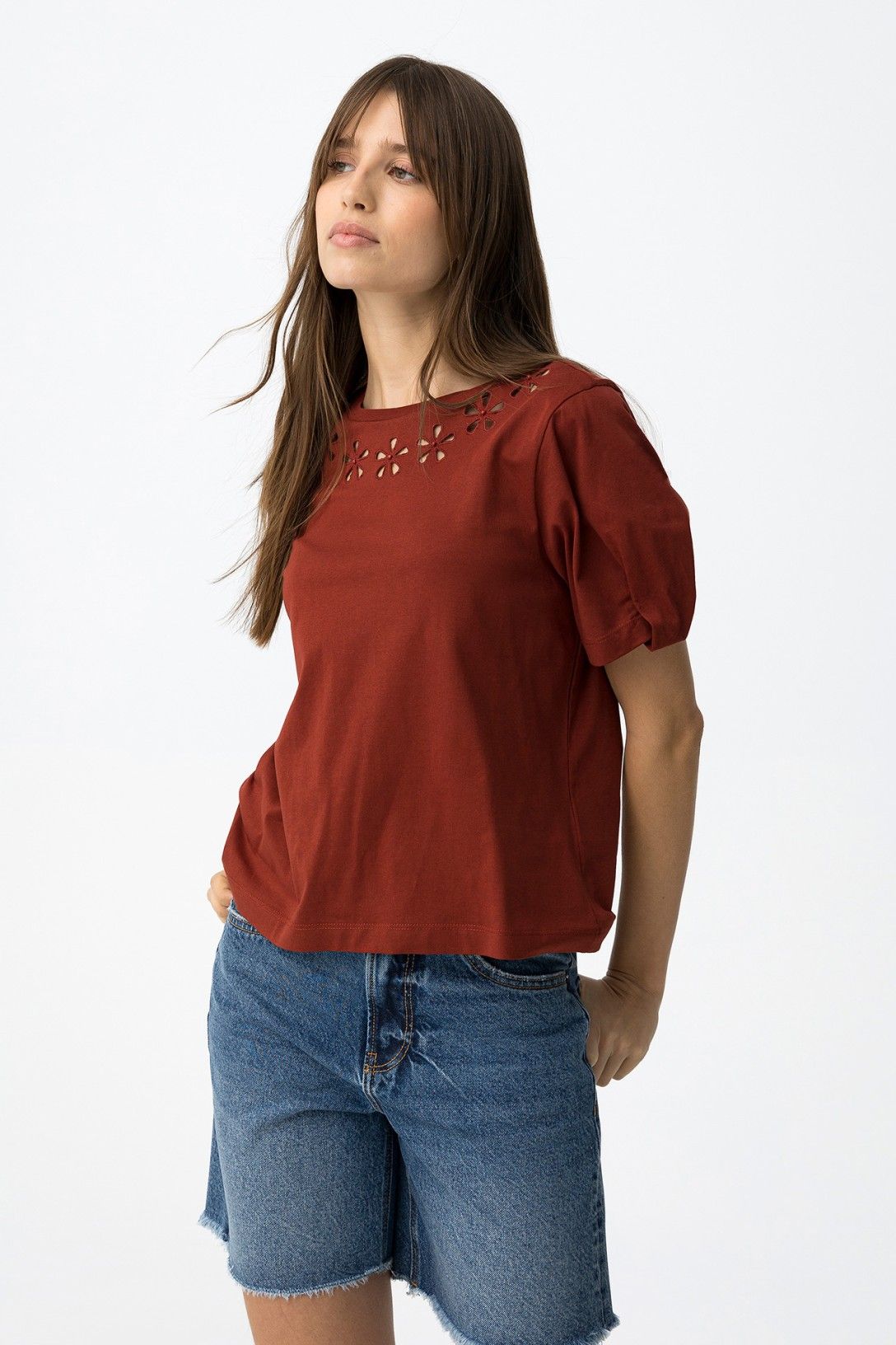T-shirt donna Meda color mattone con intagli floreali, vista laterale tre quarti, mezza manica in cotone elastico – Tiffosi | Frarò
