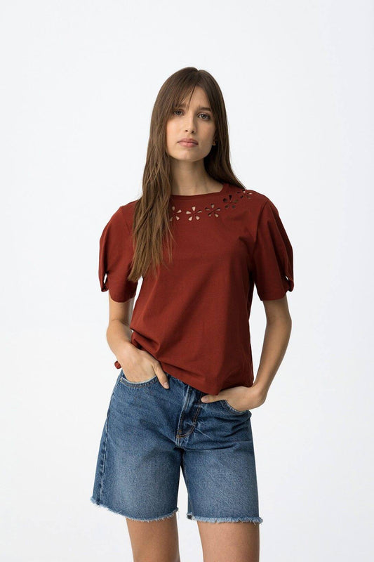 T-shirt donna Meda color mattone con intagli floreali sul girocollo, mezza manica, 100% cotone – Tiffosi | Frarò
