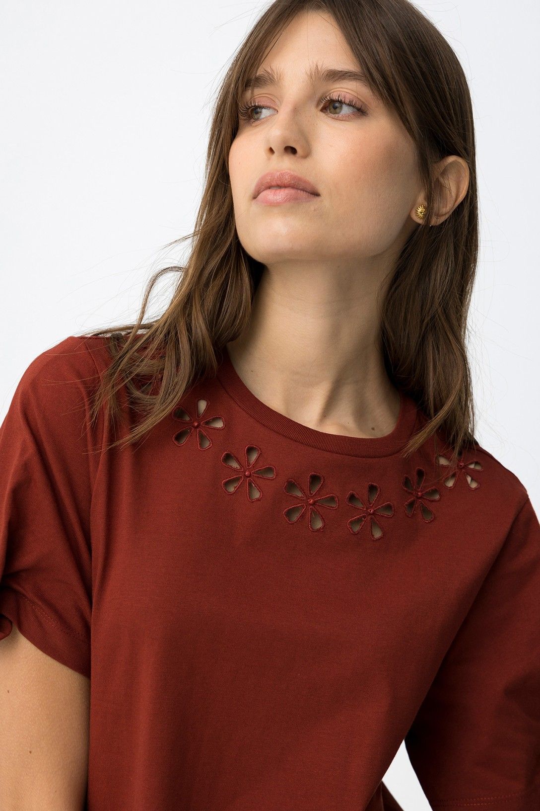 Dettaglio intagli floreali sul girocollo della t-shirt donna Meda color mattone in cotone elastico – Tiffosi | Frarò

