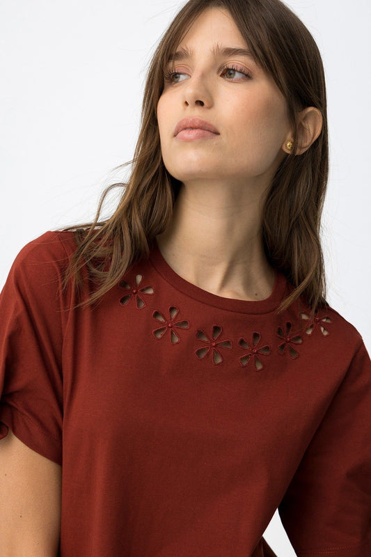 Dettaglio intagli floreali sul girocollo della t-shirt donna Meda color mattone in cotone elastico – Tiffosi | Frarò
