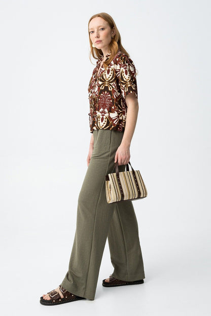 Modella indossa pantalone palazzo Donna Mellow verde militare vita alta look completo