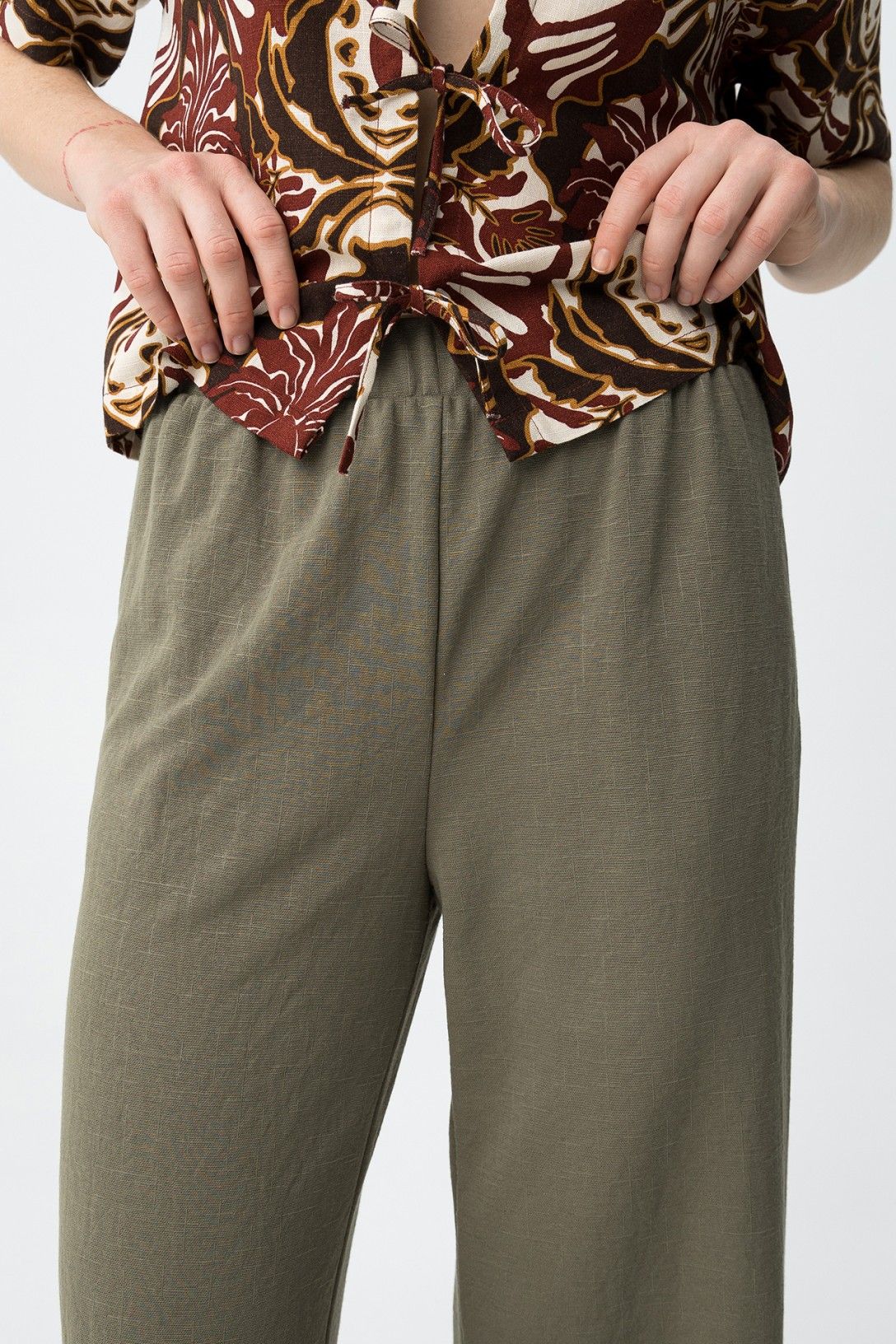 Dettaglio vita alta elasticizzata pantalone palazzo Donna Mellow verde militare donna tessuto fluido