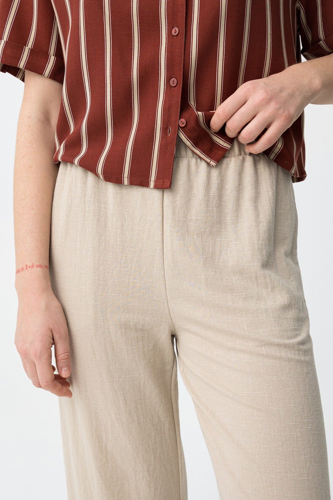 Dettaglio elastico in vita pantalone palazzo Donna Mellow beige comfort e vestibilità regolabile