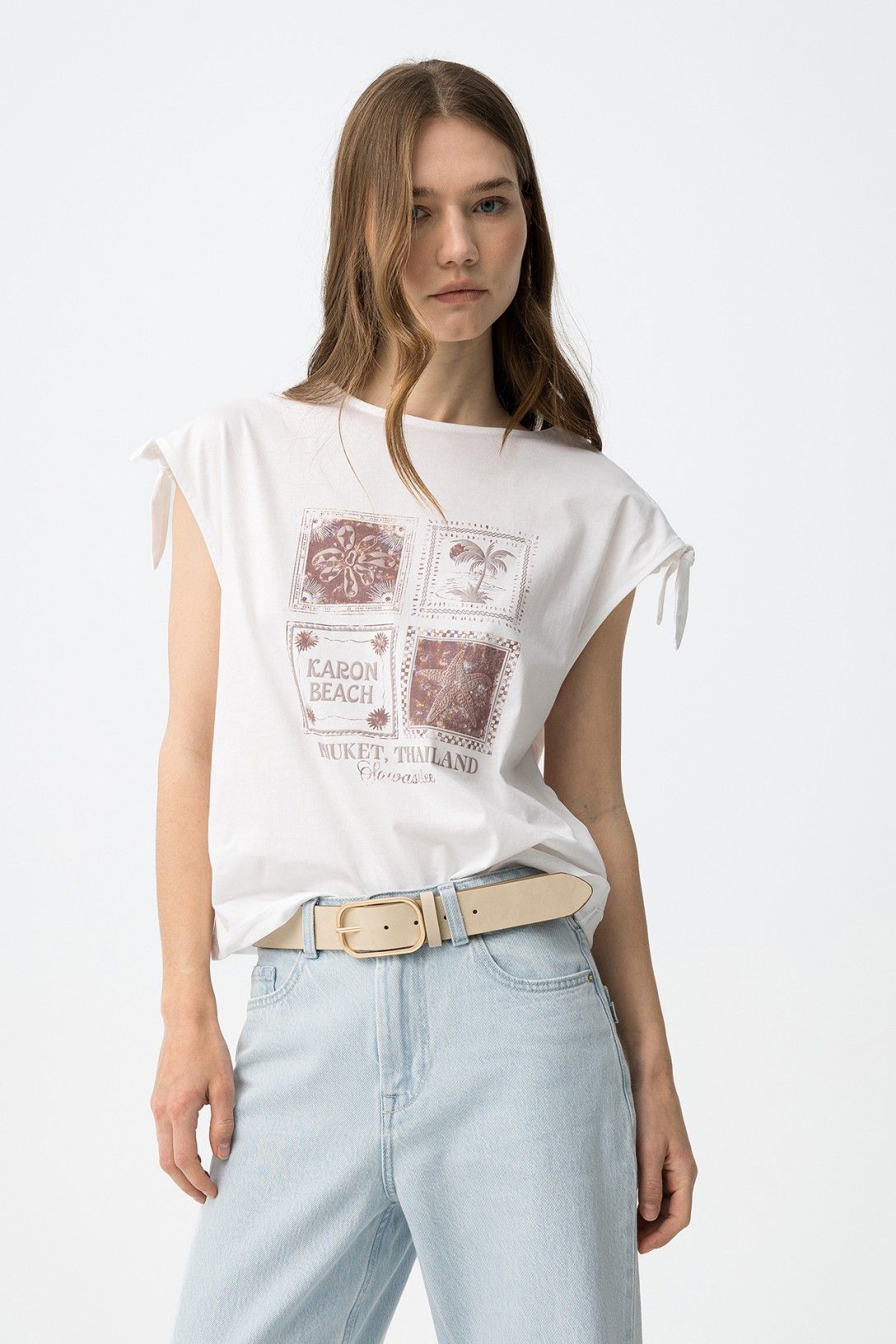 T-shirt donna Meloetta bianco sporco con stampa vintage color terra e dettagli annodati sulle maniche
