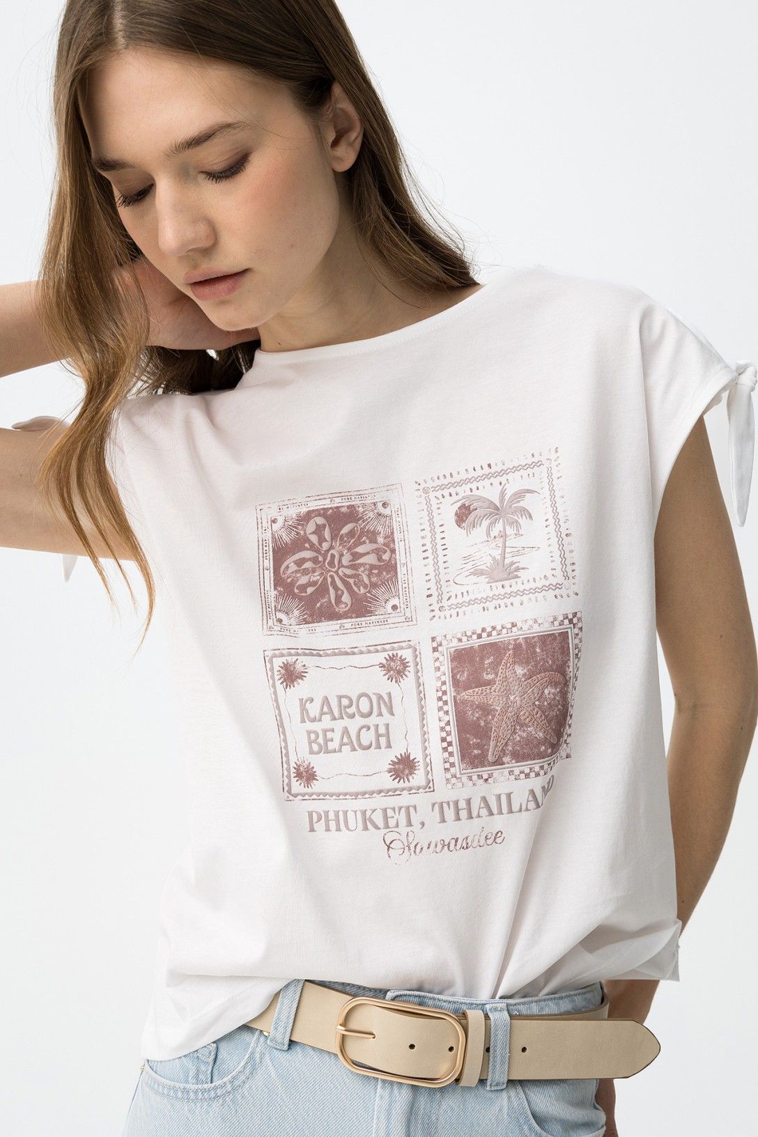 Dettaglio stampa vintage color terra su t-shirt donna Meloetta in cotone 100%