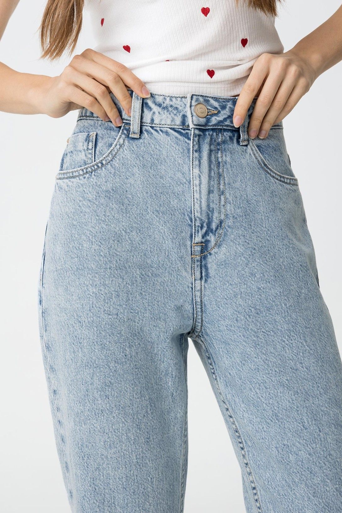 "Jeans Mom 126 - Dettaglio vita alta con bottone in metallo e cerniera - Jeans donna in cotone 100% - Frarò"