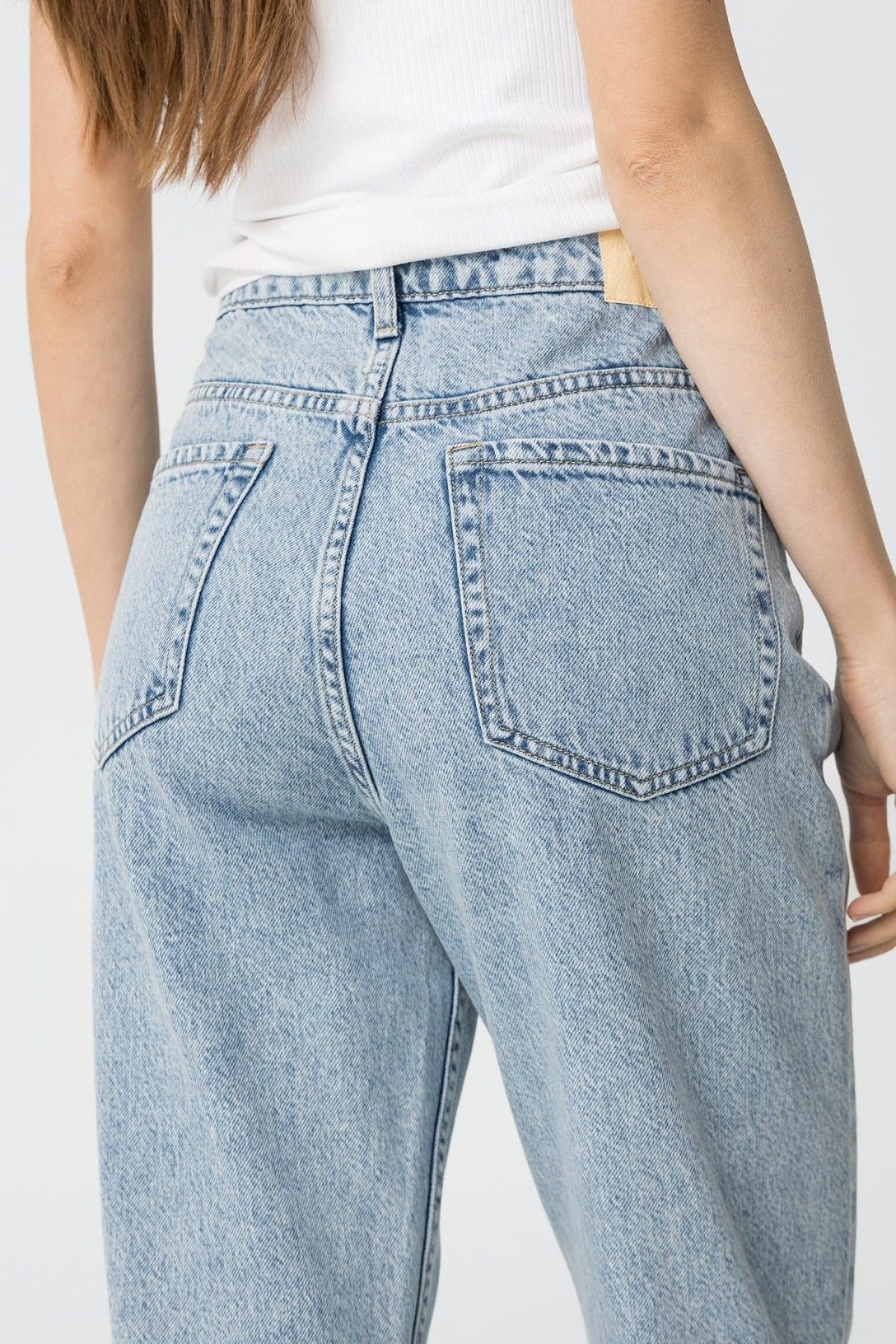 "Jeans Mom 126 - Silhouette femminile con vestibilità mom fit - Jeans a vita alta - Vista laterale - Frarò"