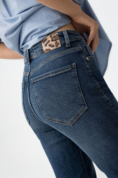 Jeans mom donna Tiffosi vita alta slim - dettaglio tasche posteriori e vestibilità con etichetta leopardata