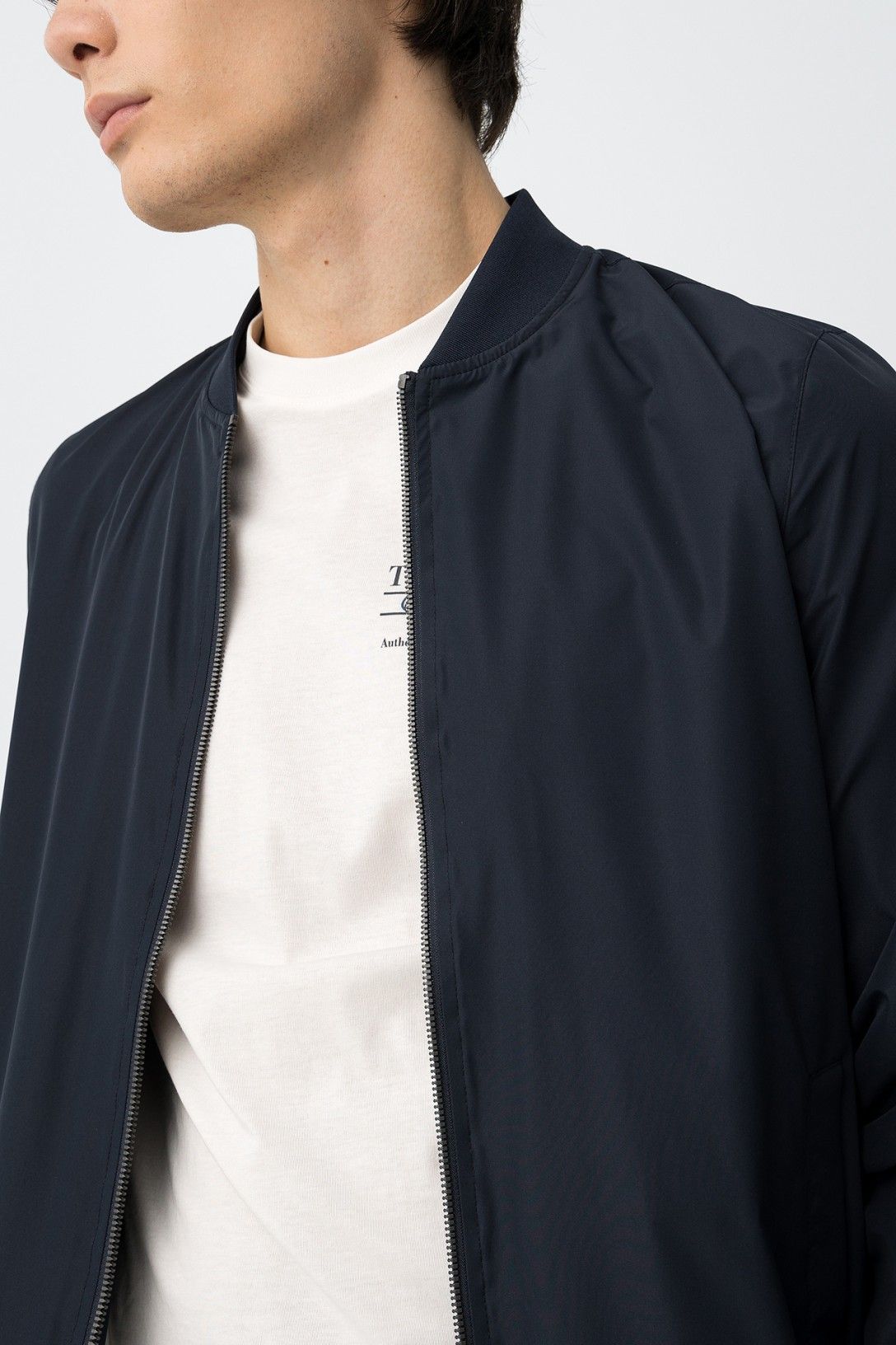 Giubbotto leggero uomo montana colore blu - dettaglio collo coreana