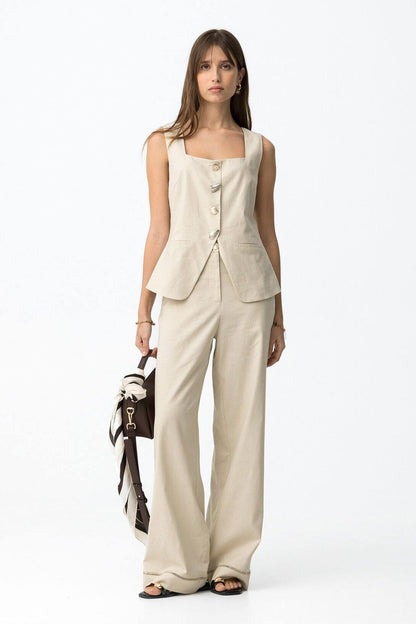 Cord Set Namibia – Completo donna beige in lino e viscosa: top senza maniche con bottoni dorati e pantaloni a vita alta a gamba ampia

