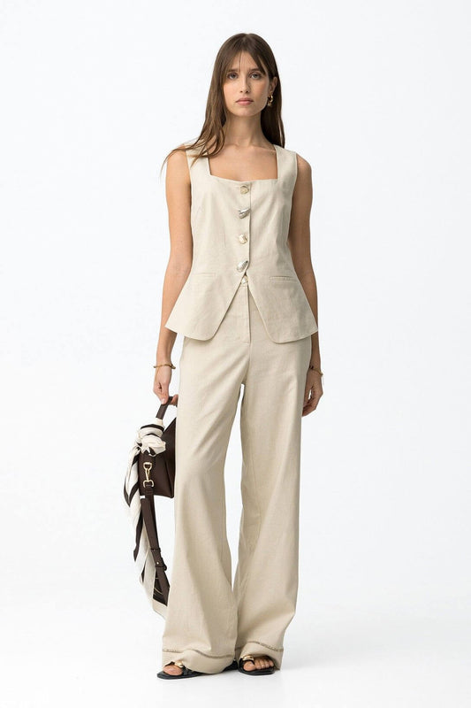 Cord Set Namibia – Completo donna beige in lino e viscosa: top senza maniche con bottoni dorati e pantaloni a vita alta a gamba ampia
