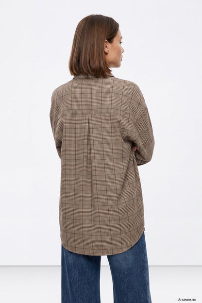 Vista posteriore della camicia donna a quadri beige Tiffosi Nectar, con vestibilità ampia e fondo arrotondato.
