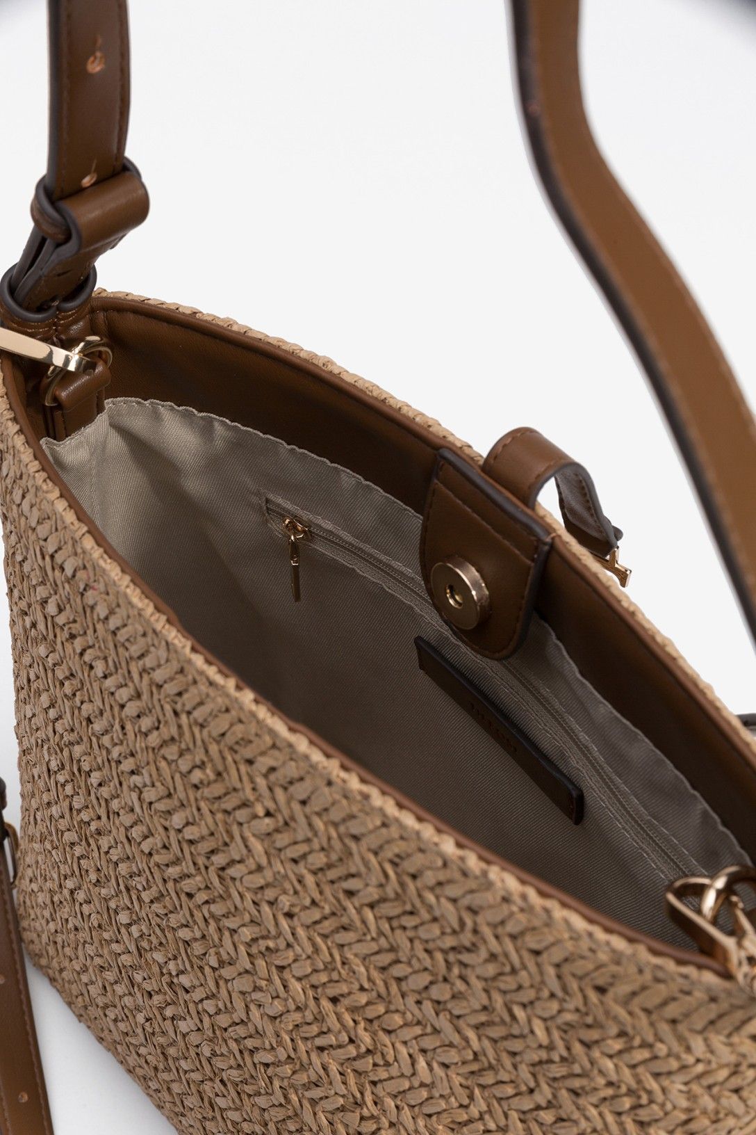 Borsa Nelly – dettaglio trama intrecciata in carta e chiusura clip metallica – Frarò
