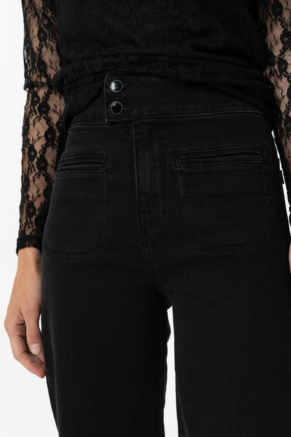 Dettaglio vita alta jeans Olivia_7 neri - doppio bottone metallico e tasche frontali con cuciture nere
