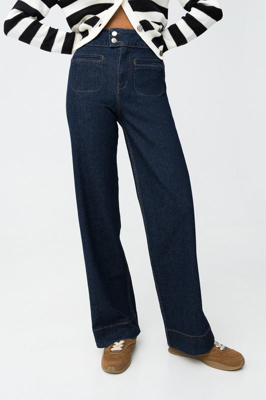 Jeans Olivia vita alta blu scuro gamba dritta, donna indossa cardigan a righe bianco e nero, vista frontale dettaglio vestibilità
